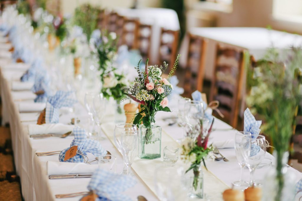 Table décorée pour un repas de mariage