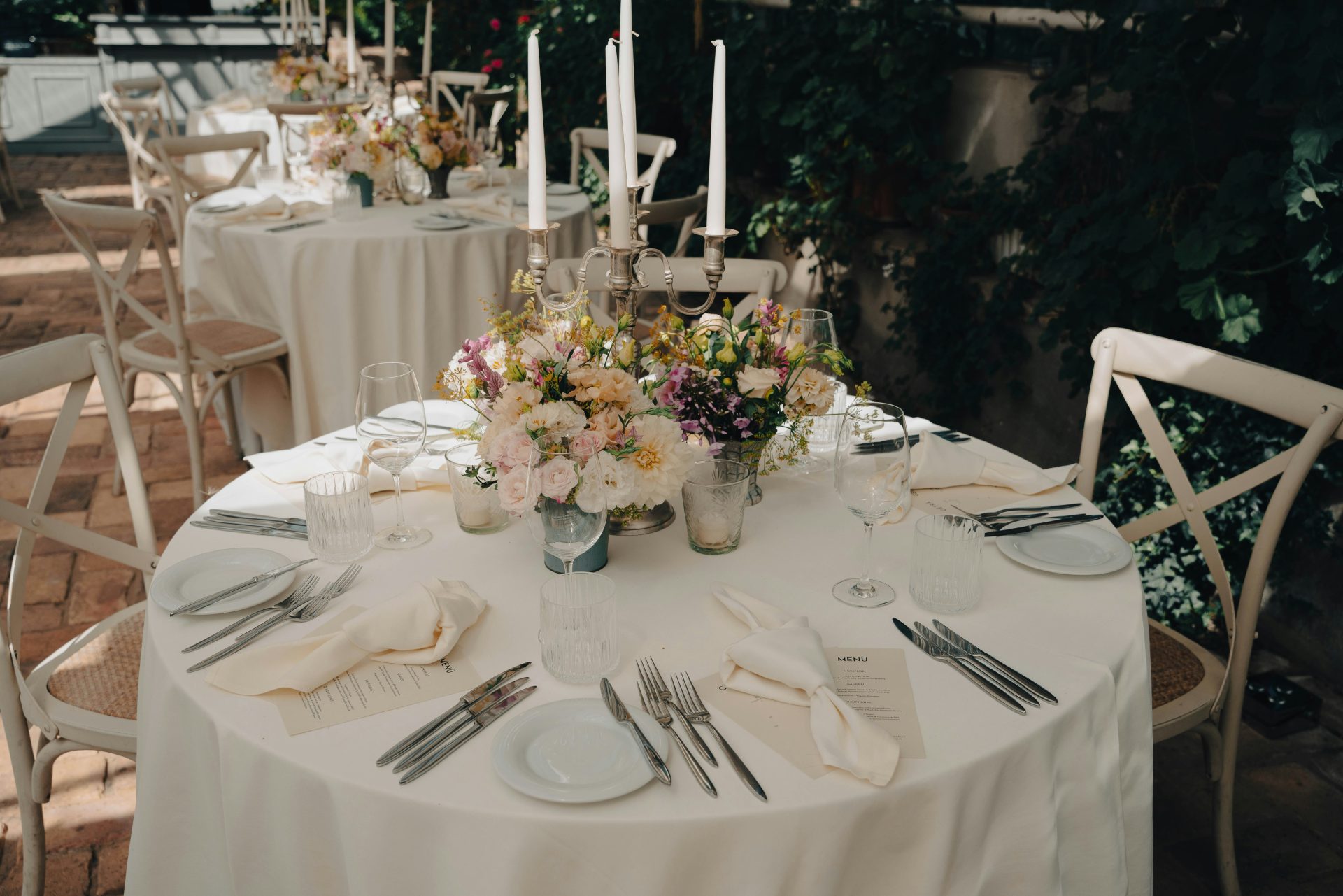 Table blanche décorée pour un repas

