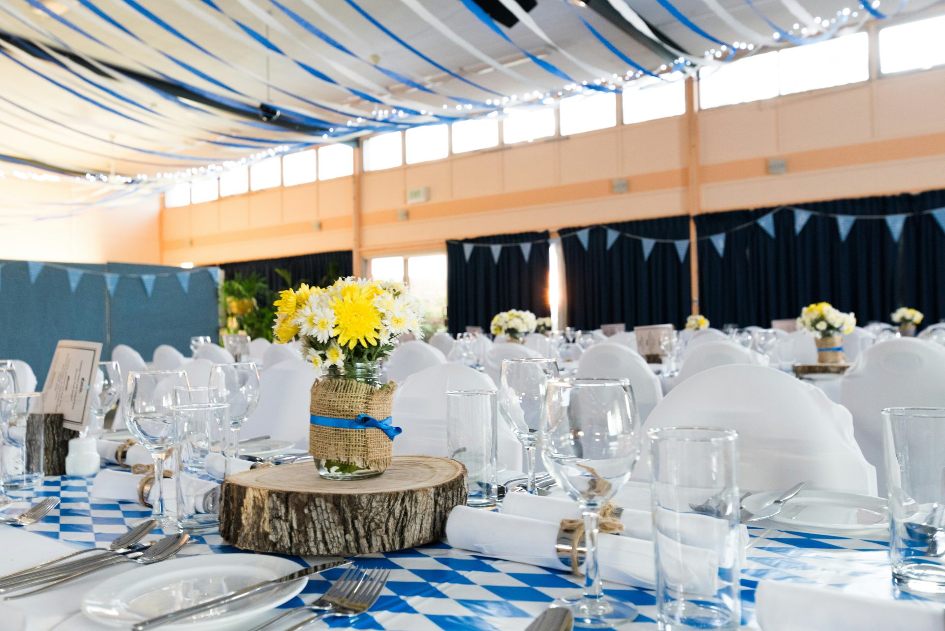 Table décorée pour un repas

