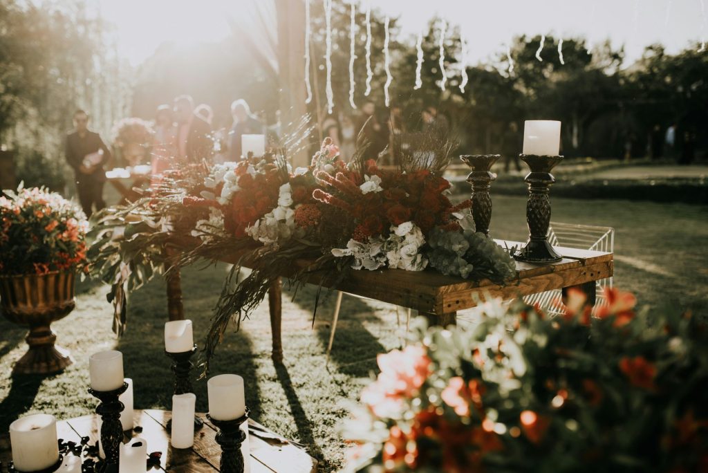 table décorée pour un repas